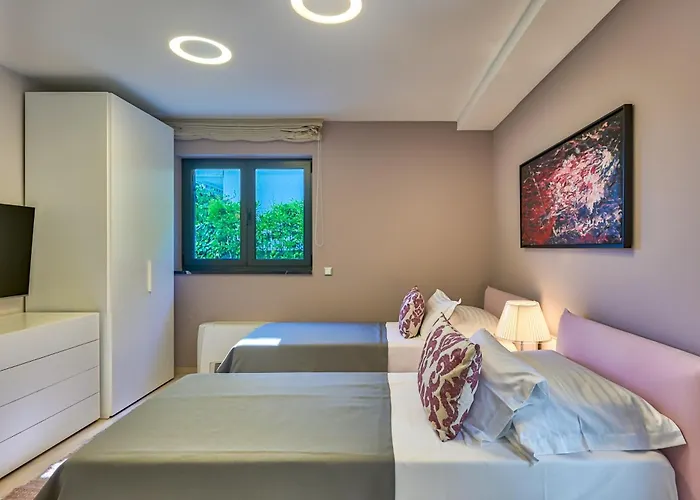 Villa Atalanta With Heated Pool Near The