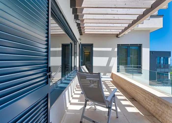 Villa Atalanta With Heated Pool Near The