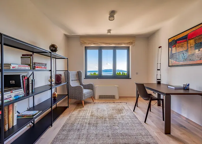 Villa Atalanta With Heated Pool Near The