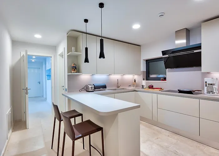 Villa Atalanta With Heated Pool Near The