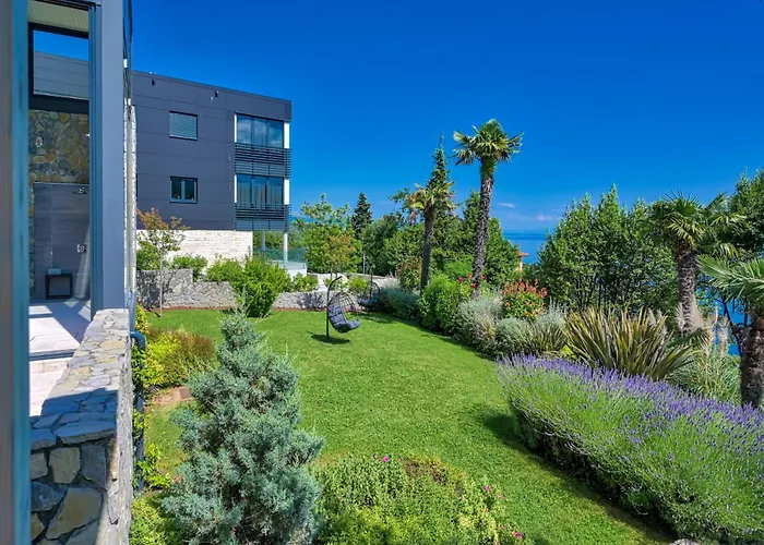 Villa Atalanta With Heated Pool Near The